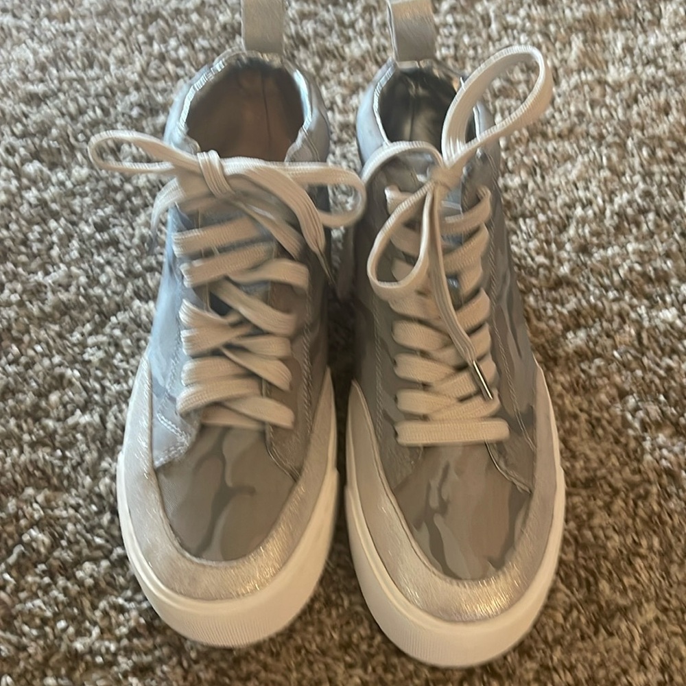 These are brand new never been worn there Camo silver and grey brand DK